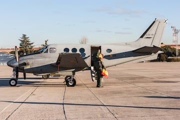 El Beechcraft C90 King Air es un bimotor turbohélice de transporte ligero utilizado por el Ejército del Aire de España para misiones de enlace y transporte VIP. Este avión de 10,6 metros de largo y 15,1 metros de envergadura puede alcanzar una velocidad de crucero de 153 km/h y operar a un techo máximo de 9.144 metros. Su capacidad incluye una tripulación de dos pilotos y hasta cinco pasajeros. En la actualidad quedan 17 aeronaves operativas.