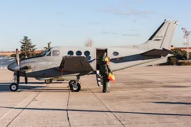 El Beechcraft C90 King Air es un bimotor turbohélice de transporte ligero utilizado por el Ejército del Aire de España para misiones de enlace y transporte VIP. Este avión de 10,6 metros de largo y 15,1 metros de envergadura puede alcanzar una velocidad de crucero de 153 km/h y operar a un techo máximo de 9.144 metros. Su capacidad incluye una tripulación de dos pilotos y hasta cinco pasajeros. En la actualidad quedan 17 aeronaves operativas.

