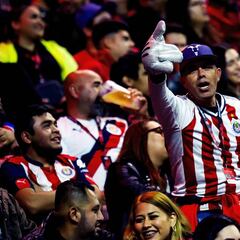 Aficionados de Tijuana y Chivas se agreden en el Estadio Caliente