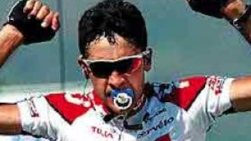 <b>CELEBRACIÓN PECULIAR.</b> El vencedor Carlos Sastre tuvo tiempo en la meta hasta para colocarse un chupete como dedicatoria a su hija Claudia.