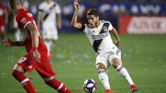 CARSON, CALIFORNIA - MARCH 02: Jonathan dos Santos #8 of Los Angeles Galaxy moves the ball down the field against the Chicago Fire at Dignity Health Sports Park on March 02, 2019 in Carson, California.   Meg Oliphant/Getty Images/AFP
 == FOR NEWSPAPERS, INTERNET, TELCOS &amp; TELEVISION USE ONLY ==