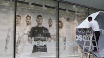 Se abrió a las 11:08 horas. A esa hora de la mañana, los operarios quitaron en el Bernabéu los carteles que tapaban los escaparates con las nuevas camisetas. A partir de ahí, se vendieron muchas camisetas.