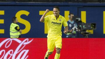 GRA369. VILLARREAL. 10/09/2017.- El delantero colombiano del Villarreal Carlos Bacca celebra su gol, primero de su equipo ante el Real Betis, durante el partido de la tercera jornada de Liga en Primera División que se juega esta tarde en el estadio de La Cerámica, en Villarreal. EFE/Domenech Castelló
