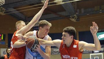 GRAF4874. SANTIAGO DE COMPOSTELA, 04/03/2018.- Artem Pustovyi (c), del Monbús Obradoiro, entre Francisco Cruz (d) y Przemec Karnoswski, del Fuenlabrada, durante el partido de Liga ACB que se juega esta tarde en el pabellón Multiúsos d