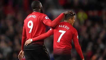Alexis y Lukaku celebran el tercer gol del United.