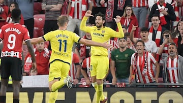Villarreal's Spanish midfielder #10 Daniel Parejo celebrates scoring his team's first goal from the penalty spot during the Spanish league football match between Athletic Club Bilbao and Villarreal CF at the San Mames stadium in Bilbao on April 14, 2024. (Photo by ANDER GILLENEA / AFP)
