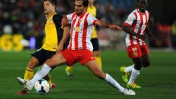 Atletico Madrid's Brazilian midfielder Diego (L) vies with Almeria's midfielder Verza during the Spanish league football match UD Almeria vs Club Atletico de Madrid at the Juegos Mediterraneos stadium in Almeria on February 8, 2014. AFP PHOTO/ JORGE GUERRERO