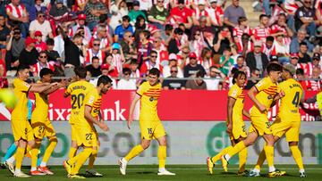 Girona, 04/05/2024. Los jugadores del FC Barcelona celebran su primer gol durante el encuentro correspondiente a la jornada 34 de Primera División que Girona y FC Barcelona disputan hoy sábado en el estadio municipal de Montilivi, en la localidad gerundense. EFE/Siu Wu.
