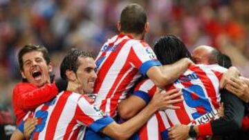 <b>LANZADOS. </b>Los rojiblancos celebran el segundo gol al Málaga.