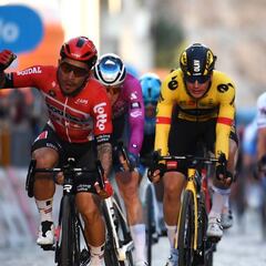 Ewan vence al esprint para frustrar el órdago de Pogacar