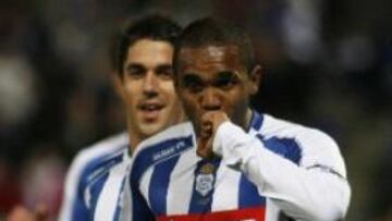 <b>DE PENALTI.</b> El encuentro se resolvió finalmente gracias a un gol de Sinama Pongolle desde los once metros.