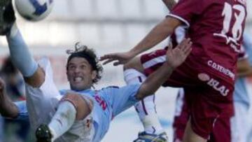 <b>LUCHA HASTA EL FINAL. </b>Incluso en los últimos minutos, como en esta acción entre Fajardo y Óscar Pérez, el encuentro fue muy intenso.