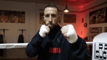 Sandor Martín posa en el ring de su gimnasio.