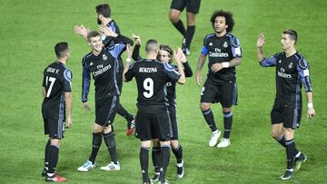 KMA04 YOKOHAMA (JAPÓN), 15/12/2016.- El jugador francés Real Madrid Karim Benzemá (9) es felicitado por sus compañeros tras marcar un gol durante el partido de semifinales del Mundial de clubes entre el Real Madrid y el Club América de México en el estadio de Yokohama, en el sur de Tokio (Japón) hoy, 15 de diciembre de 2016. EFE/Franck Robichon