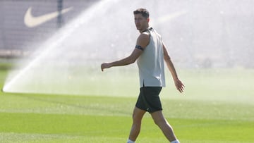 Lewandowski salta al c谷sped de la ciutat esportiva.
