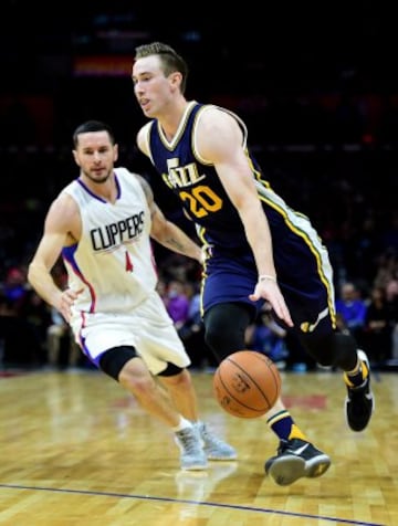LOS ANGELES, CA - NOVEMBER 25: Gordon Hayward #20 of the Utah Jazz drives past J.J. Redick #4 of the Los Angeles Clippers during a Jazz win at Staples Center on November 25, 2015 in Los Angeles, California.   Harry How/Getty Images/AFP
== FOR NEWSPAPERS, INTERNET, TELCOS & TELEVISION USE ONLY ==