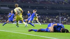 Momento en que Bianca Sierra se lesiona de la rodilla en el partido de ida de la Final de la Liga MX Femenil.