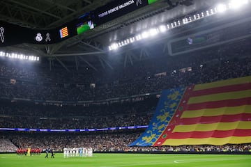 Emotivo minuto de silencio en el Santiago Bernabéu en memoria de todas las víctimas a causa de la DANA en Valencia.