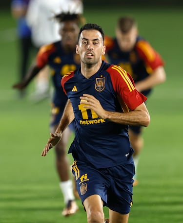 Sergio Busquets en carrera durante el entrenamiento de hoy. 

