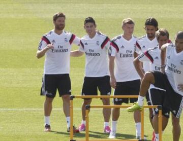 Xabi Alonso y James.