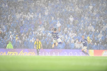 Las fuertes lluvias obligaron a que el partido entre Millonarios y Peñarol se suspendiera por varios minutos.