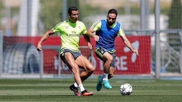 Cristiano pugna con Carvajal en un lance de la sesión.