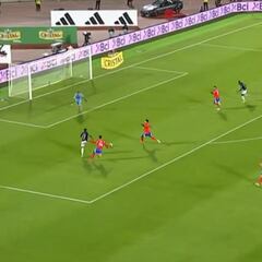 Por algo lleva 9 años en Europa: Maripán salvó a Chile de esta forma