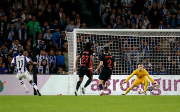 1-0. Saque de puerta de Iñaki Peña, recupera Jon Aramburu, Sucic peina el centro, Pau Cubarsí se resbala y el balón le llega a Sheraldo Becker que la coloca pegada al palo para anotar el primer tanto en el minuto 32.