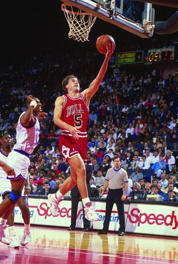 <b>- Años con Jordan:</b> 1986-1993<br> <b>- Estadísticas en temporada regular con Jordan:</b> 8,2 puntos, 3,8 asistencias, 37% en triples.<br> <b>- Estadísticas en playoffs con Jordan:</b> 6,7 puntos, 2,7 asistencias, 37% en triples.<br> <b>- Anillos con Jordan:</b> 3<br> <p>Su triple ganador a pase de Horace Grant en el sexto partido de las Finales de 1993 (esas en las que Jordan promedió 41 puntos por partido) fueron el mejor momento de su carrera. Otro base seguro, que se repartía los minutos con Armstrong y que fue titular hasta esa última campaña, donde su compañero atrapó el relevo. Es otro de los grandes protagonistas del primer <i>three peat.</i>