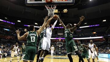 MEM01. MEMPHIS (EE.UU.), 13/03/2017.- El jugador Vince Carter (c) de Memphis Grizzlies en acción ante Malcolm Brogdon (i), Greg Monroe (2i), Jason Terry (3d) y Tony Snellat (2d) de Milwaukee Bucks hoy, sábado 13 de marzo de 2017, durante un juego entre Milwaukee Bucks y Memphis Grizzlies de la NBA, que se disputa en el FedExForum en Memphis, Tennessee (Estados Unidos). EFE/Mike Brown