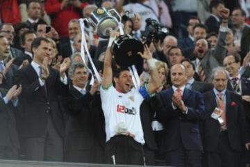 Palop recibe el trofeo de Campeones de la Copa del Rey de 2010