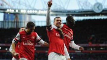 Lukas Podolski celebra un gol durante el partido ante Liverpool.