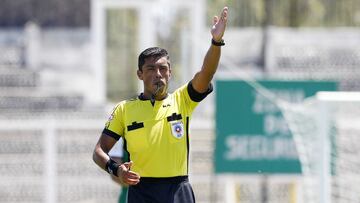 Futbol, Palestino vs Deportes La Serena.
 Vigsima fecha, campeonato nacional 2020.
 El arbitro Nicolas Gamboa  dirige el partido entre Palestino y Deportes La Serena durante el partido por primera division en el estadio Municipal de La Cisterna de Santiago, Chile.
 22/11/2020
 Felipe Zanca/Photosport  
 
 Football, Palestino vs Deportes La Serena.
 20th date, 2020 National Championship.
 Referee Nicols Gamboa is seen during Palestino y Deportes La Serena for first division football match  at the Municipal de La Cisterna stadium in Santiago, Chile.
 22/11/2020
 Felipe Zanca/Photosport 