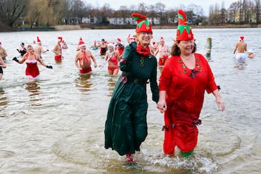 Miembros del club de natación de invierno "Focas de Berlín" se han bañado, con gorro de Papá Noel incluido, en el lago alemán con unas temperaturas bajo cero. El grupo, que actualmente cuenta con 157 miembros, asegura que esta práctica es saludable y puede ayudar a reforzar el sistema inmune.