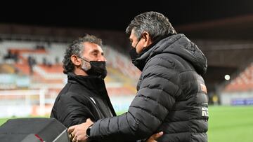 Futbol, Cobreloa vs Santiago Wanderers 
Decimocuarta fecha, campeonato Ascenso Betsson 2022
El entrenador de Cobreloa Emiliano Astorga saluda a Miguel Ponce antes del partido de primera B disputado en el estadio Zorros del Desierto de Calama, Chile.
12/05/2022
Pedro Tapia/Photosport
******** 