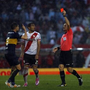 Vigliano expulsa a Fernando Gago de Boca, durante el juego de la fecha 10 del Torneo de Primera Division de la Liga Argentina de Futbol en el Estadio Monumental  el 5 de Octubre de 2014 en Buenos Aires, Argentina. (Foto: Gustavo Ortiz).