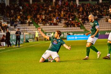 El equipo gallego es la gran revelación de la categoría y Señé está destacando. Ante el Albacete marcó el momentáneo empate (1-1), tras sorprender a Bernabé con un disparo desde 30 metros.