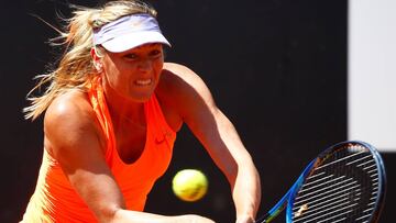 Maria Sharapova devuelve una bola ante Christina McHale durante un partido en el torneo de Roma.