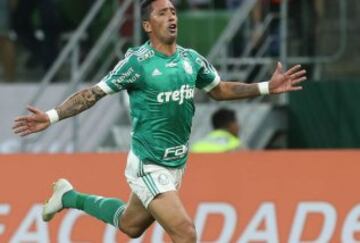 Lucas Barrios: El delantero es habitual en las convocatorias de Paraguay y hoy amenza a las redes rivales defendiendo a Palmeiras.