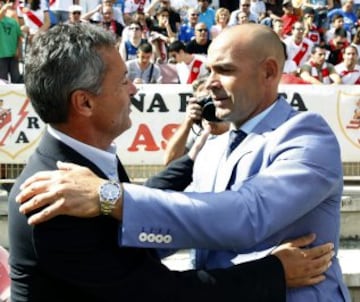Los entrenadores, del Rayo Vallecano, Paco Jémez (d), y del Elche, Fran Escribá (i), se saludan al inicio del partido de la tercera jornada de Liga de Primera División 