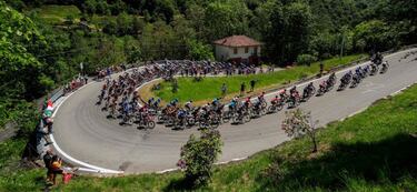 El pelotón del Giro da colorido a las carreteras italianas