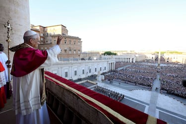 El recién elegido Papa León XIV, el cardenal Robert Prevost de los Estados Unidos, saluda desde el balcón de la Basílica de San Pedro, en el Vaticano.