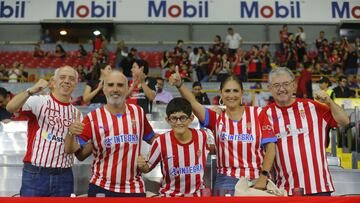 MEX668. GUADALAJARA (MÉXICO), 19/07/2023.- Aficionados de Sporting de Gijón apoyan al equipo hoy, durante un partido amistoso entre Atlas y Sporting de Gijón, en el estadio Jalisco, en Guadalajara (México). EFE/ Francisco Guasco