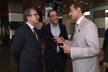 Manuel Polanco (Presidente de PRISA), Manuel Mirat (Consejero Delegado de PRISA) y Khalid Thani A. Al Thani (Consejero de PRISA y Presidente de Ezdan Holding Group) conversan durante la presentación. 