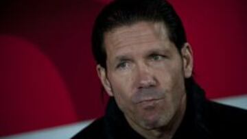 Simeone, en el banquillo del estadio Mediterráneo.