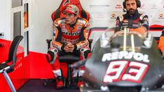 Marc M&aacute;rquez en el box del Repsol Honda en Jerez