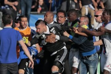 Las imágenes del ataque de los ultras del Bastia a jugadores del Lyon