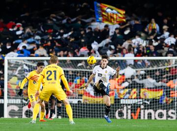 Pepelu intenta controlar un balón.