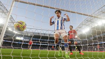 SAN SEBASTIÁN, 31/12/2022.- El centrocampista japonés de la Real Sociedad Take Kubo (primer término) tras el segundo gol de su equipo en el partido de LaLiga ante Osasuna que se disputa este sábado en el estadio Reale Arena. EFE/ Javier Etxezarreta
