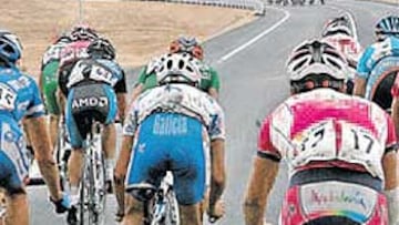 <b>CORTADOS. </b>El pelotón se fraccionó ayer en varios grupos.